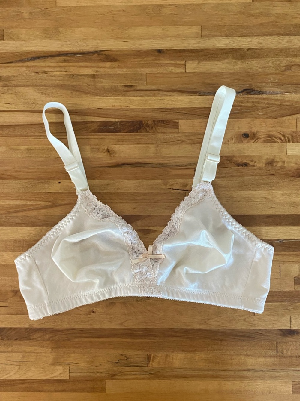 Vintage Hanes Her Way Womens Sz 36C White Nylon Unlined Bra Lace Trim
